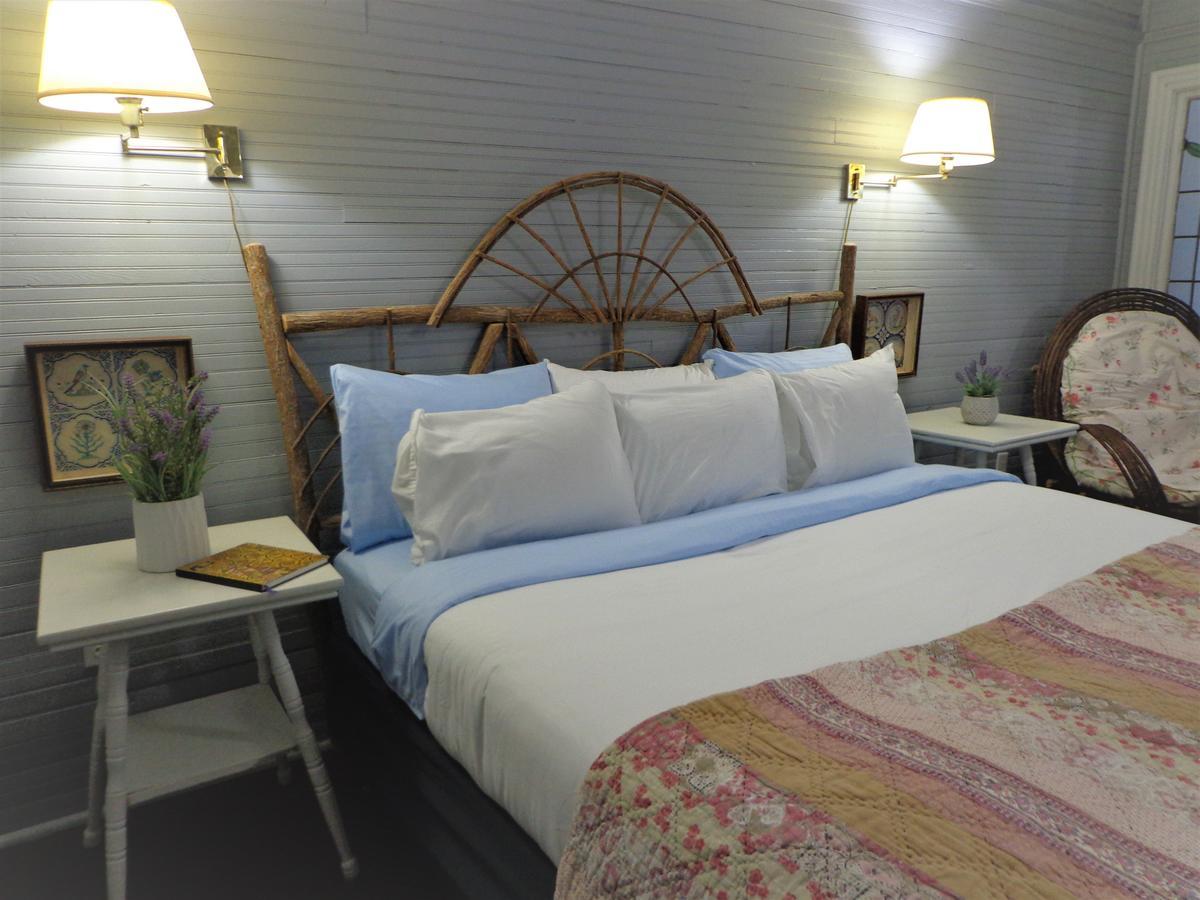 Grand Old Lady Hotel เวย์นวิลล์ ภายนอก รูปภาพ